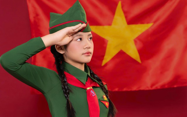 An An – con gái NTK Lan Anh Vũ và tình yêu Việt Nam trong thiết kế riêng