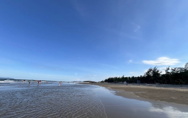 Ngoài Sầm Sơn, Thanh Hóa còn có bãi biển cách đó chỉ 40km, du khách nhận xét: Vắng, sạch hơn nhiều nơi!