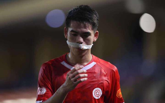 Sao tuyển Việt Nam liên tục chảy máu, nhập viện gấp, HLV Kim Sang-sik thấy mà lo