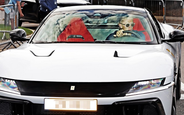 Ngôi sao bóng đá lái xế hộp 11 tỷ đến sân bóng, nhìn bộ sưu tập siêu xe mới khiến fan choáng váng