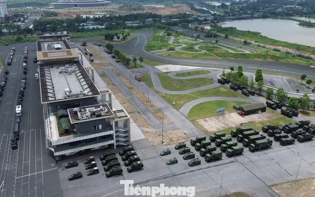 Hình ảnh xe tăng, xe chở tên lửa chờ tham gia tổng hợp luyện