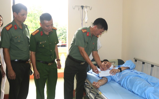 Bắt người đàn ông dùng kiếm tấn công em dâu