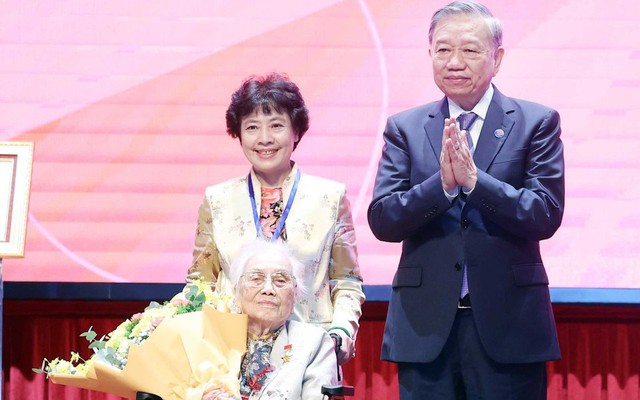 Tổng Bí thư Tô Lâm trao tặng bà Nguyễn Thị Bình danh hiệu “Anh hùng Lao động”
