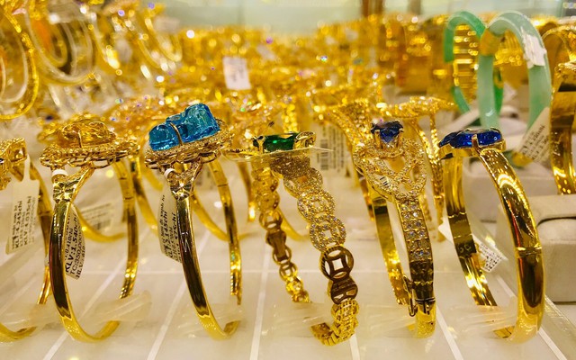 Sáng nay: Giá vàng miếng vọt lên sát mốc 127 triệu đồng/lượng, tiếp tục lập kỷ lục mới