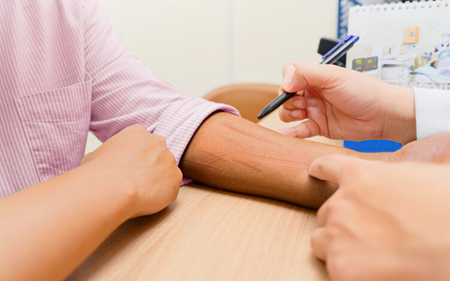 Tiêm silicon nâng mũi, người đàn ông dị ứng "gần như mọi thứ"