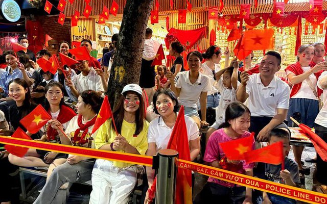 Người đàn ông làm điều bất ngờ giữa lòng phố cổ trong ngày tổng hợp luyện A80