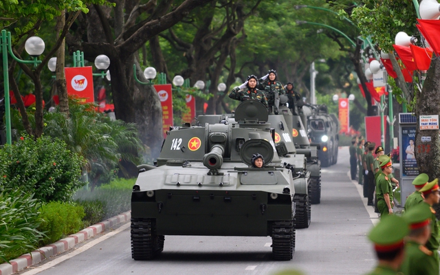 Thủ tướng yêu cầu phục vụ miễn phí bánh mì, nước uống, ô dù cho người dân xem diễu binh, diễu hành