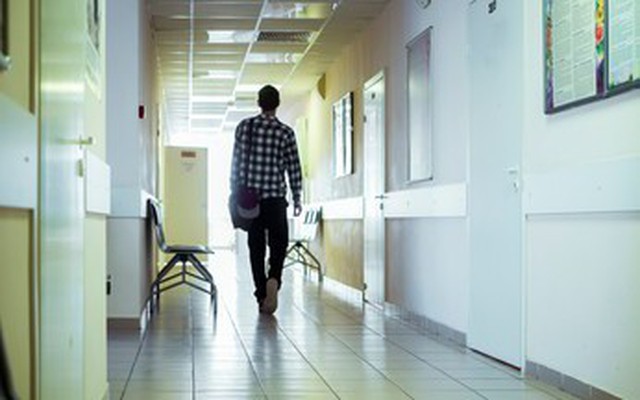 Phản bội vợ rồi bị bắt quả tang ở bệnh viện, lời thú nhận của chồng khiến dân tình ngỡ chỉ có trong phim