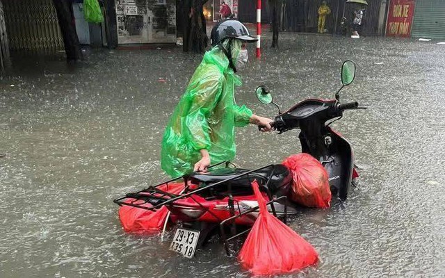 Khắp nơi ngập sâu, người Hà Nội nháo nhác lên mạng hỏi nhau đường đi làm