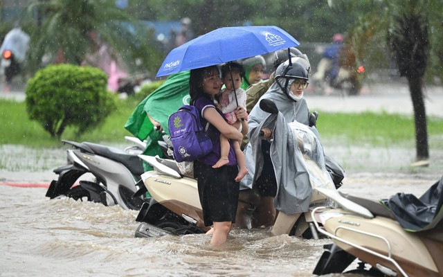 Đưa con đi học: Thử thách lớn nhất sáng nay của phụ huynh!