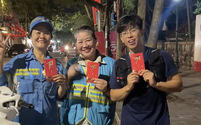 Danh tính chàng trai SN 2002 tặng phong bì cho các cô lao công Hà Nội, chờ hợp luyện xong mới ra đường dọn rác