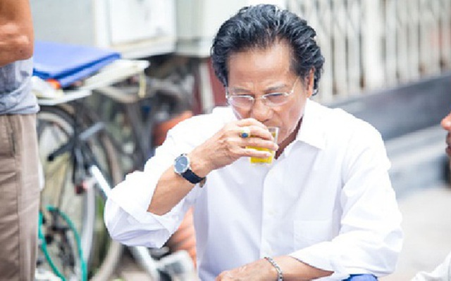 Chế Linh đi dạo ở Hà Nội: Ông cụ vừa ngước lên thấy tôi thì giật mình thốt lên "không lấy tiền đâu"