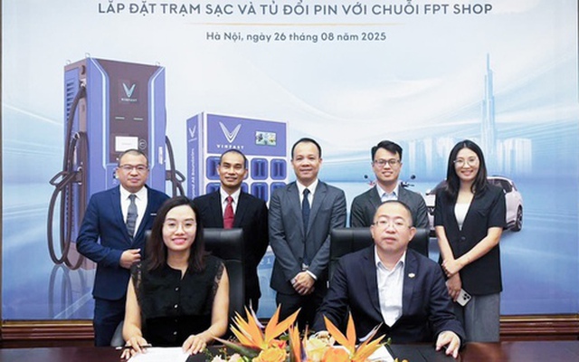 Động thái đầu tiên của VinFast trong chiến lược đổi pin xe máy điện: Bắt tay với FPT Shop, cho phép đổi pin tại tất cả cửa hàng trên toàn quốc