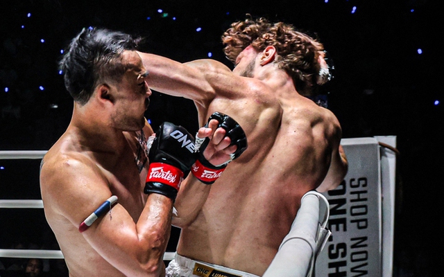 Cao thủ Nga giả vờ né đòn, tung chiêu độc hạ gục võ sĩ muay Thái