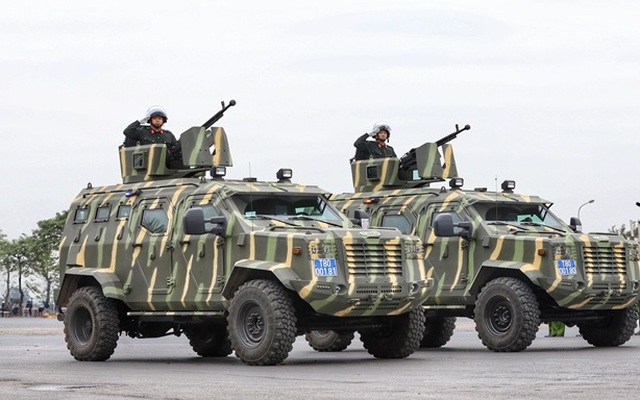 "Chiến binh thép" sở hữu giá súng xoay tròn xuất hiện tại Tổng hợp luyện diễu binh 2/9 có gì đặc biệt?