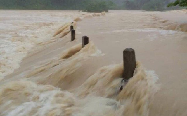 Mưa lũ cô lập hàng nghìn hộ dân ở Thanh Hóa, 3 công nhân đang mất tích