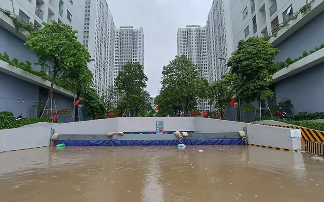 Hình ảnh nhiều khu chung cư thành 'ốc đảo' sau mưa lớn, dân dựng đập ngăn nước tràn vào hầm