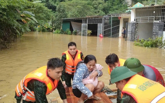 Nước sông Thanh Hoá vượt báo động 3, lực lượng chức năng cấp tập giúp dân sơ tán