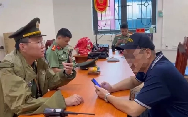 Công an lập biên bản xử lý một số người 'bán ghế' xem diễu binh, diễu hành