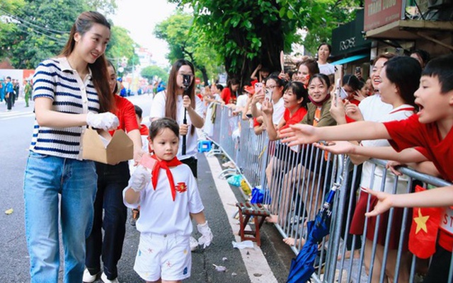 Xôn xao khắp phố: Hoa hậu Đỗ Mỹ Linh bất ngờ phát kem cho bà con đi xem A80, nhan sắc đời thường gây sốt!