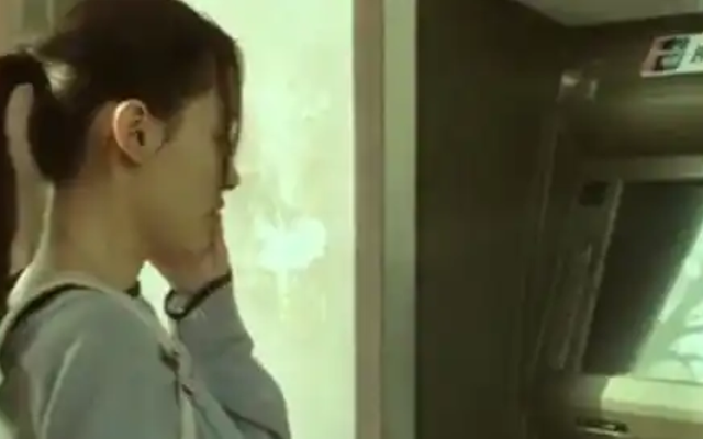 Vừa nạp 800 triệu đồng vào thẻ ngân hàng, khi thanh toán bữa tối cô gái sững sờ khi nhân viên thông báo: "Tài khoản không đủ số dư"