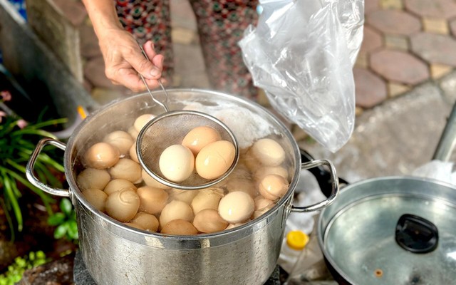 Trứng luộc, bánh rán, xúc xích xuống phố phục vụ nghìn người chờ xem diễu binh