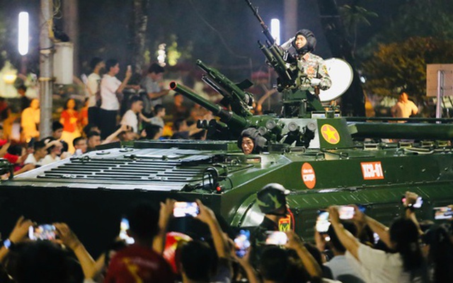 Dàn xe tăng, bọc thép sơ duyệt diễu binh trong tiếng reo hò của người dân