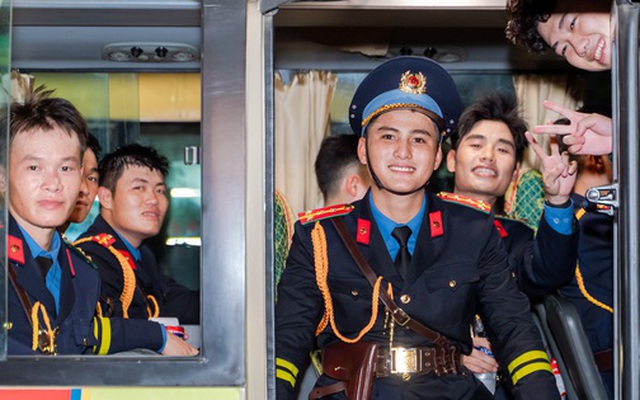 VIDEO: Khoảnh khắc đáng yêu mà bộ đội và người dân dành cho nhau tại điểm tập kết tối Sơ duyệt A80