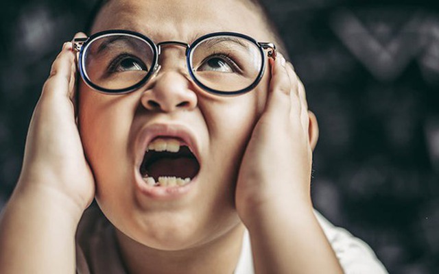 Đừng để 3 kiểu "ngoan ngoãn giả tạo" này đánh lừa, trẻ lớn lên dễ chịu thiệt lắm