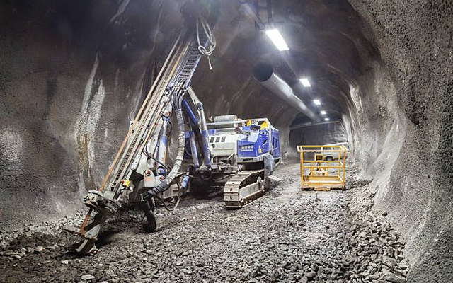 Sập tường nhưng vẫn khoan sâu, 41 mũi khoan thất bại, 1 phút sau cả công trường hò reo, “mỏ vàng” được khai mở