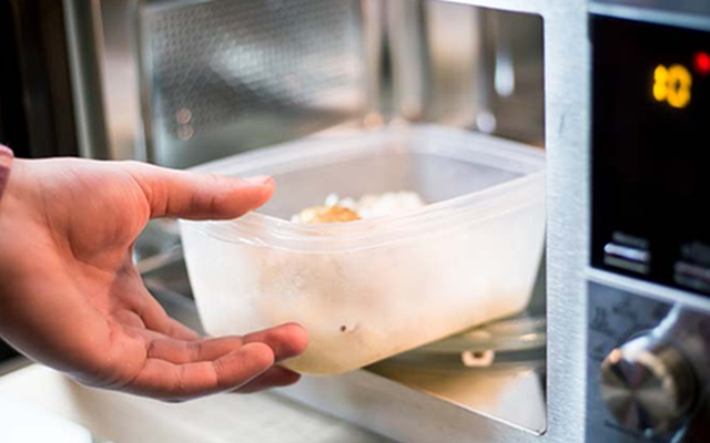 Đừng hâm nóng thứ này trong lò vi sóng, chỉ 3 phút có thể giải phóng hàng tỷ hạt vi nhựa, tế bào người chết hàng loạt