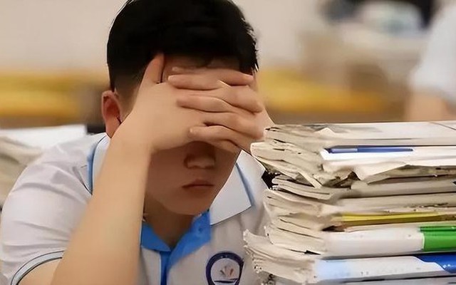 Đỗ đại học danh tiếng được gia đình mở tiệc ăn mừng, mấy ngày sau nam sinh liền đòi thi lại, thừa nhận: “Trường rất tốt nhưng con thấy hụt hẫng”