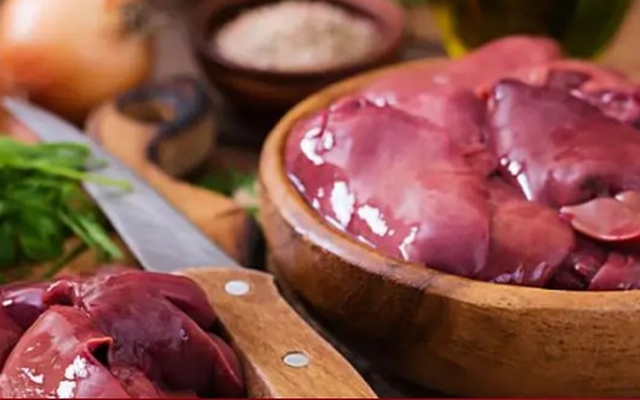 Gan lợn mua về đừng rửa ngay với nước, làm cách này sẽ khử mùi hôi, sạch độc tố