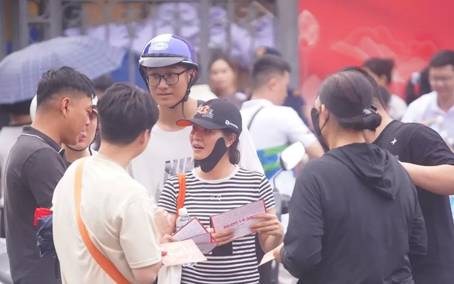 Nhận vé miễn phí tại Nhà hát Lớn xong bán với giá 1-2 triệu đồng