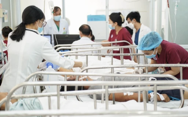 Cô gái ở TP HCM hốt hoảng khi phát hiện bàn tay người ven đường