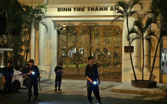 Ảnh khám xét dinh thự và nơi làm việc của "bầu Đoan"