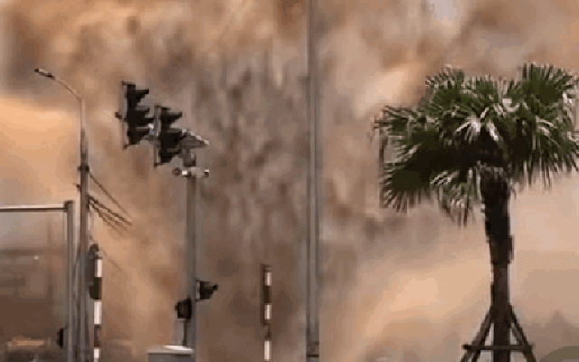 VIDEO: Cột nước bất ngờ "phun trào như núi lửa" từ đường ống nước