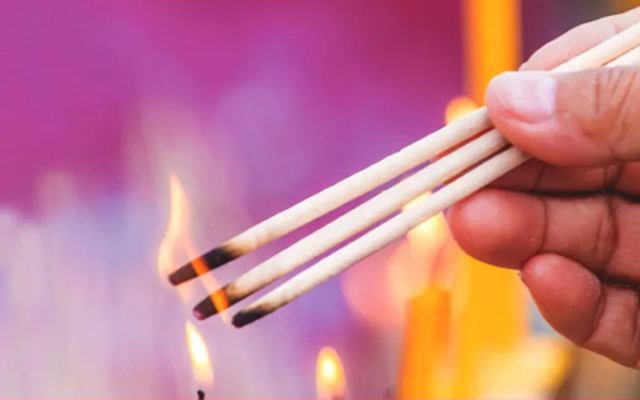 Thắp hương bao lâu thì hạ lễ, thụ lộc?