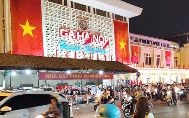 VIDEO: Thuê khách sạn VIP nhưng trải nilon ngủ vỉa hè chờ tổng duyệt diễu binh