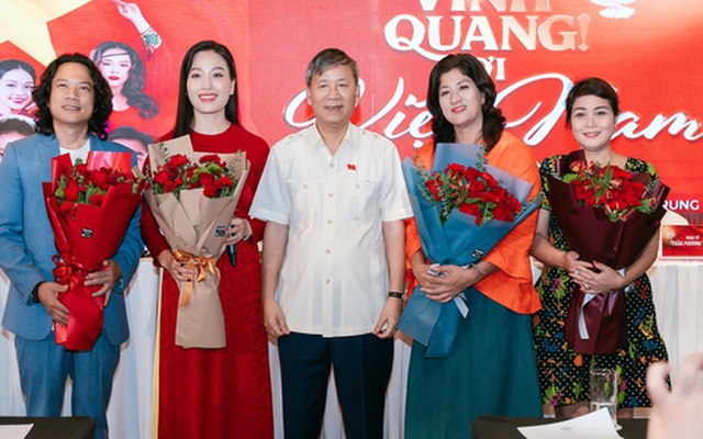 Hơn 30 ca sĩ hát trong MV "Vinh quang, ơi Việt Nam!" của Anh hùng Lao động Nguyễn Anh Trí