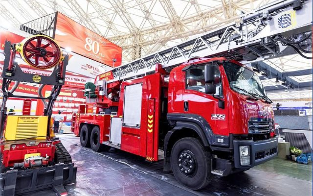 Chiếc xe thang cứu hoả đồ sộ tại Triển lãm A80: Ai đứng sau?