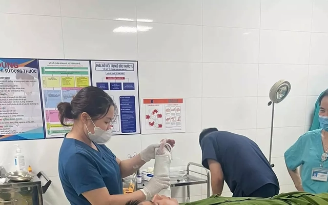 Tạm giữ đối tượng dùng đòn gánh đánh gãy tay phó trưởng công an xã