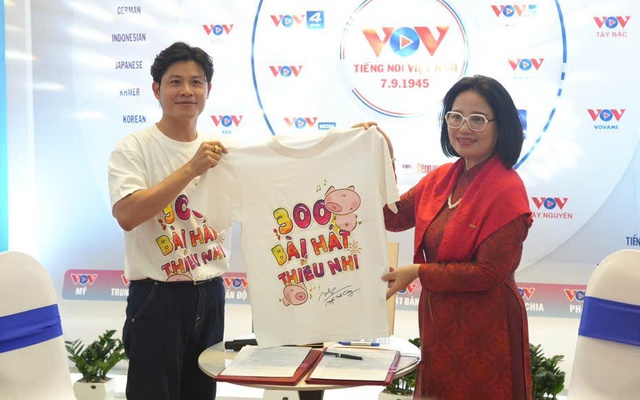 Nhạc sĩ Nguyễn Văn Chung trao tặng bản quyền 300 ca khúc thiếu nhi cho Đài Tiếng nói Việt Nam