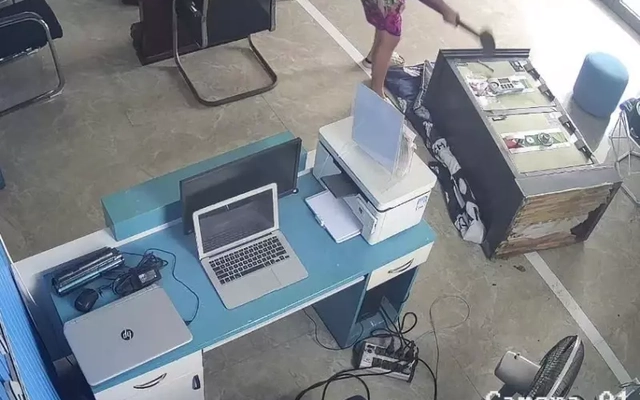 Nam sinh Hải Phòng phá két, lấy vàng đi bán để nộp cho kẻ giả mạo công an