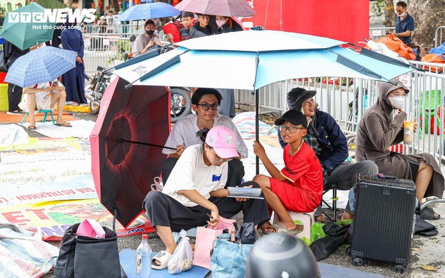 Người dân mang lều bạt, ngủ hai đêm ngoài đường để xem diễu binh 2/9