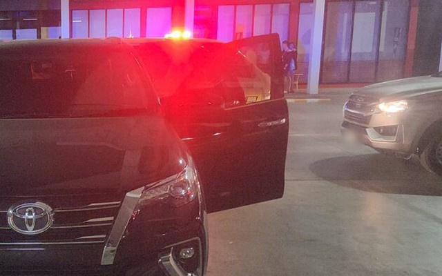 Thấy chiếc ô tô đỗ mãi không rời đi, nhân viên bảo vệ ngó vào thì kinh hãi với cảnh tượng bên trong