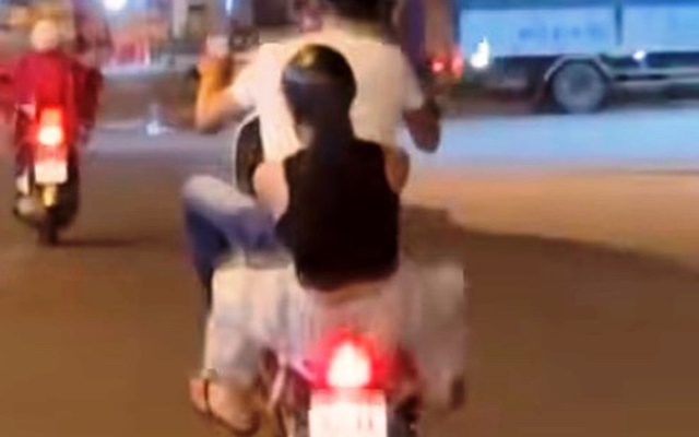 Bốc đầu xe máy 5 giây, thanh niên ở Quảng Ngãi bị tịch thu xe