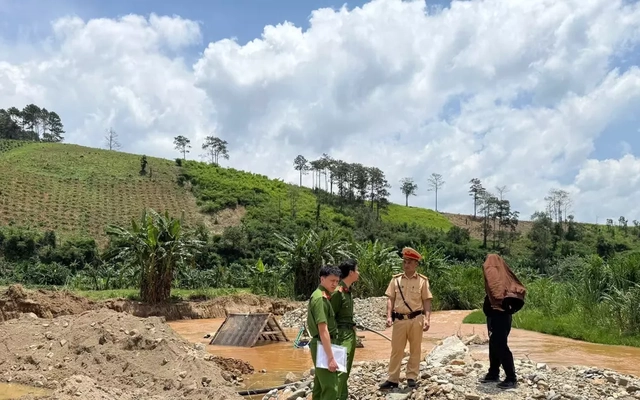 Phát hiện vụ khai thác cát sỏi trái phép quy mô lớn dưới chân thuỷ điện Yan Tann Sien