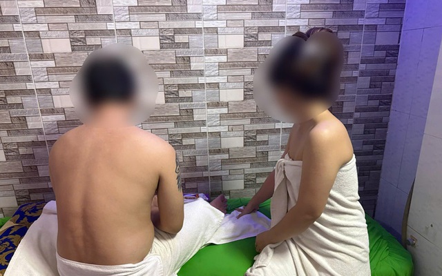 Ập vào kiểm tra một phòng VIP, phát hiện bí mật của nữ nhân viên