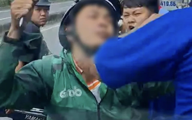 Lý do người đàn ông chặn ô tô, dùng gậy sắt đập kính chiếu hậu